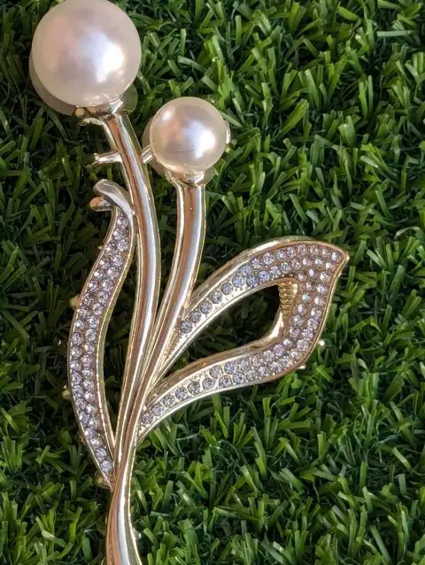 Golden pearl shark metal claw clips.