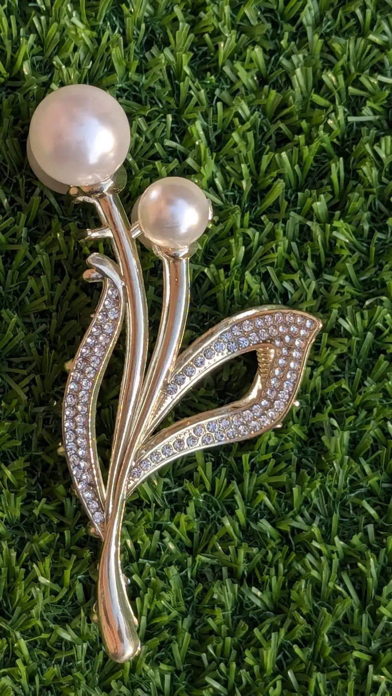 Golden pearl shark metal claw clips.
